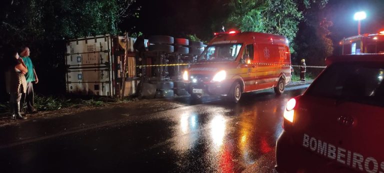 Carreta tomba na BR 282 em Vargem Bonita