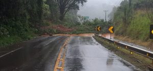 Queda de barreira interdita rodovia entre Pinheiro Preto e Tangará