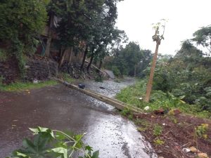 Poste cai no meio da rua em Herval e moradores relatam perigo