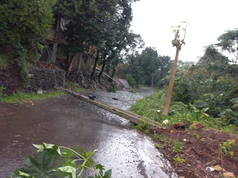 Poste cai no meio da rua em Herval e moradores relatam perigo