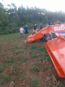 Avião de pequeno porte com dois passageiros cai em SC