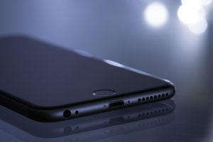 Em julgamento na Comarca de Joaçaba empresa de celular pagará dobro do valor de carregador à consumidor