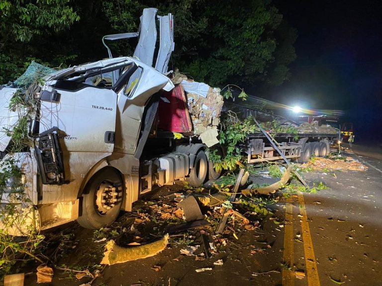 Identificado jovem que morreu em acidente após capotamento de caminhão na SC-135