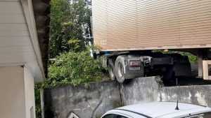 Susto! Carreta quase atinge casa em Joaçaba