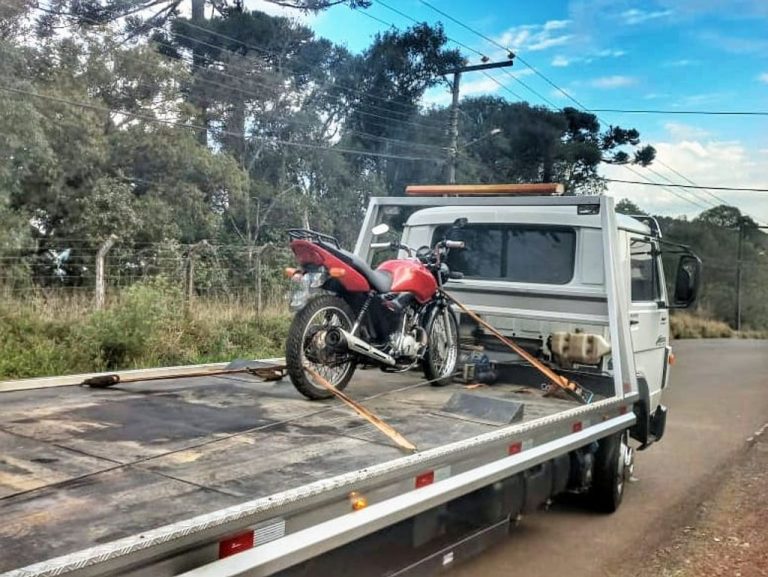 Jovem sem carteira de habilitação empina motocicleta na frente da polícia e acaba preso