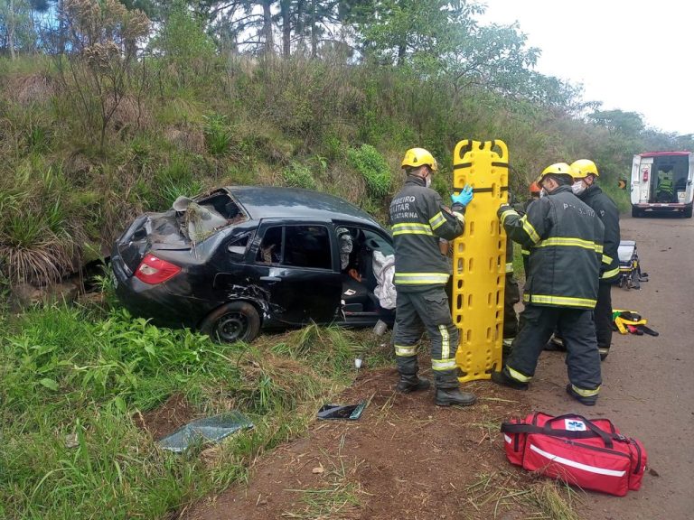 Mulher fica ferida após veículo sair da pista e bater em barranco na BR-282