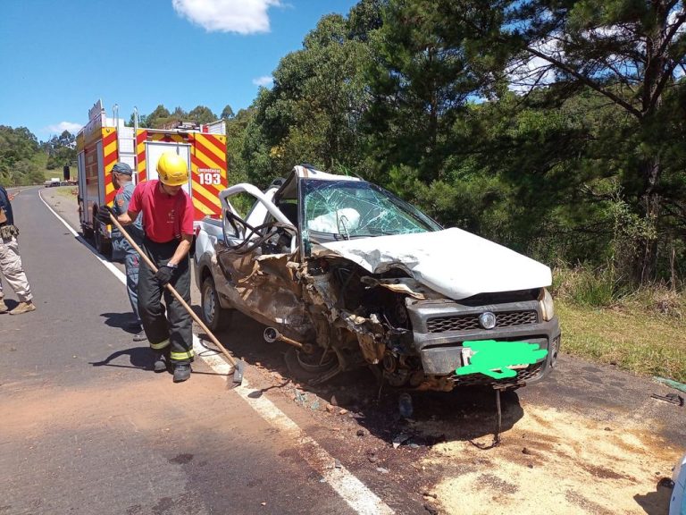 Violenta colisão envolve dois veículos na BR-282