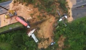 Vídeo! Motorista sobrevive a desmoronamento de terra na BR-376 e grava vídeo dentro do caminhão