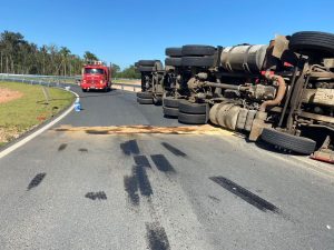 Motorista tomba carreta na BR-470 em Ilhota
