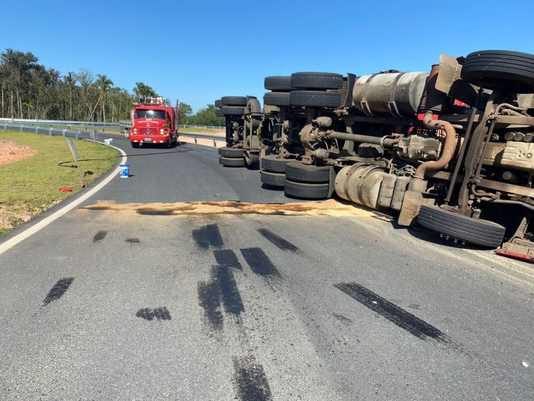 Motorista tomba carreta na BR-470 em Ilhota