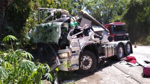 Colisão entre duas carretas deixa vítima presa nas ferragens na BR-153