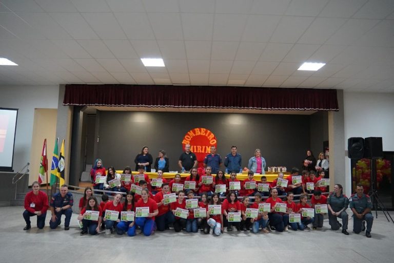 Formatura dos alunos participantes do Programa Bombeiro Mirim em Herval d’Oeste