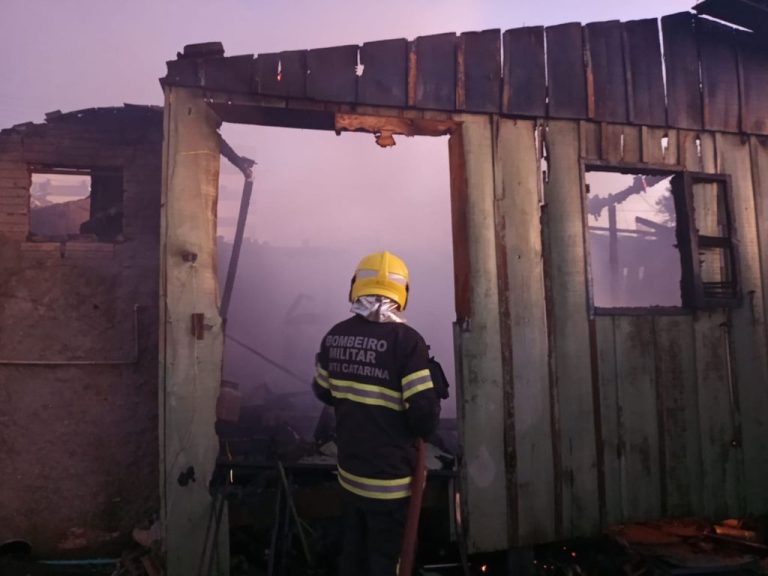 Família perde tudo em incêndio