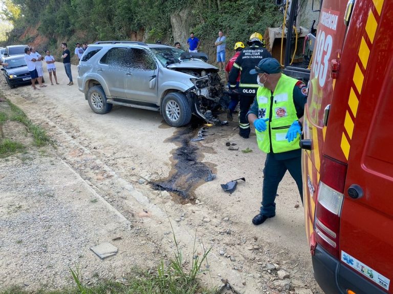 Acidente com carro e escavadeira mata criança em SC