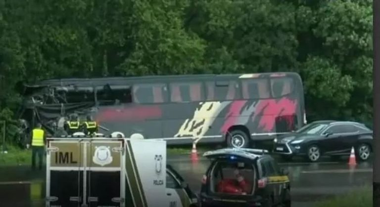 Mulher morre em grave acidente com ônibus que ia de SC ao PR