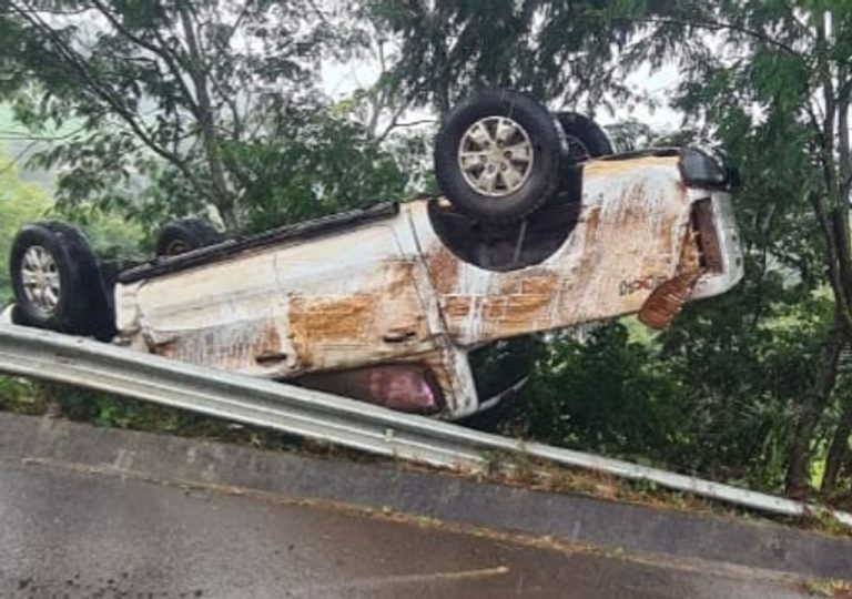 Caminhonete sai da pista e capota na SC 453, em Tangará