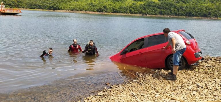 Bombeiros retiram carro que caiu no lago de Machadinho