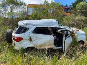 Carro capota e deixa homem ferido na BR-470