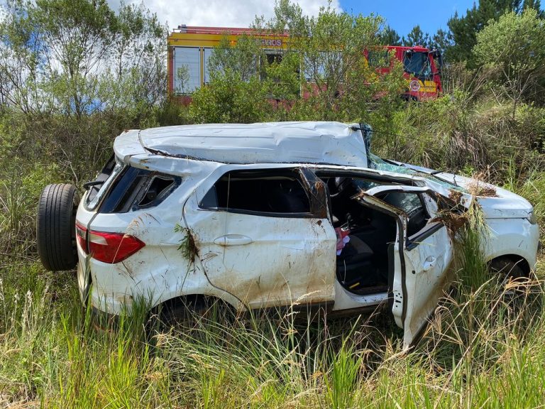 Carro capota e deixa homem ferido na BR-470