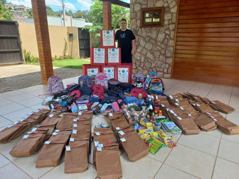 Alunos da Rede Municipal recebem doação de kits escolares de intercambista pelo Rotary Club de Joaçaba