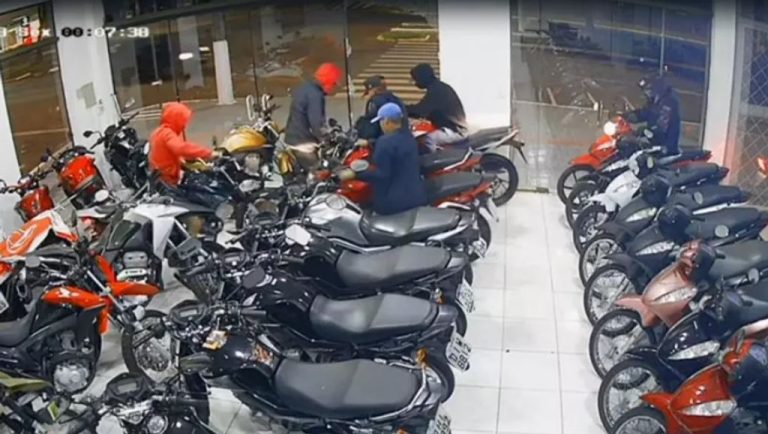 Gangue de assaltantes faz arrastão e furta diversas motos no Oeste