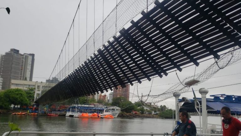 Ponte pênsil se rompe em SC e três pessoas estão desaparecidas