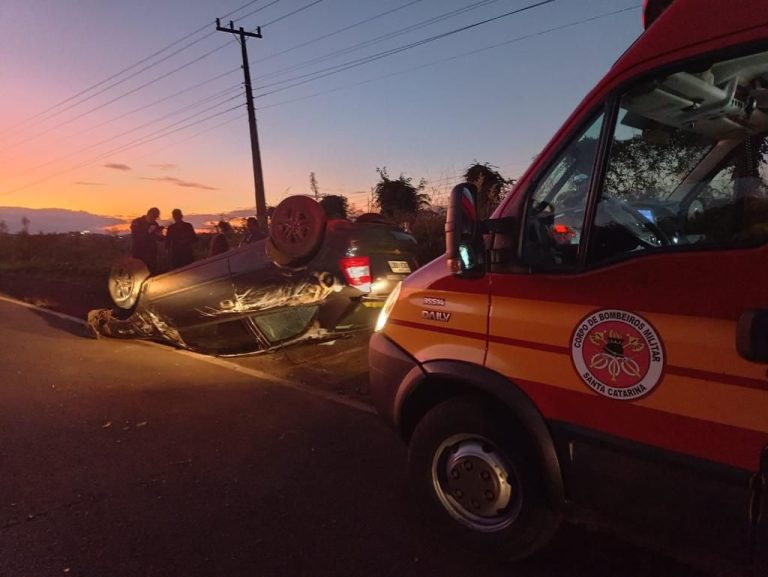 Carro capota e fica com as rodas para cima na SC-355