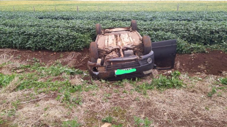 Menor é socorrido pelos Bombeiros após capotamento de veículo na SC-155