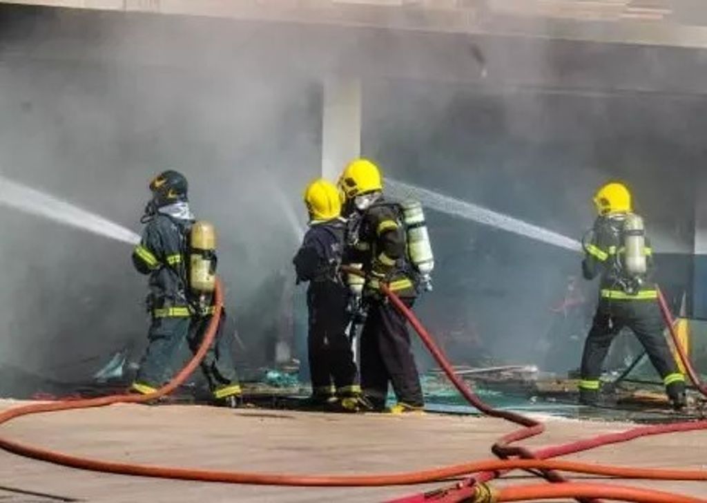 Cinco cães morrem em incêndio de grandes proporções que destruiu oficina de motos