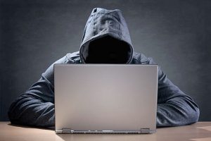 Mulher que teve rede social invadida por hacker será indenizada em R$ 4 mil em SC