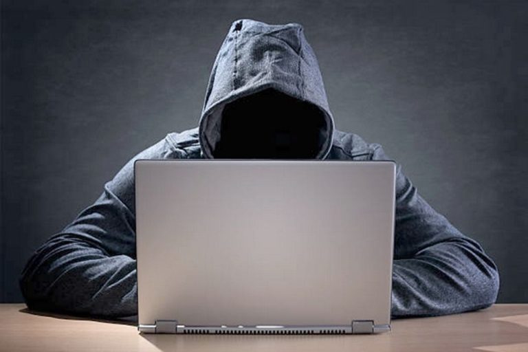 Mulher que teve rede social invadida por hacker será indenizada em R$ 4 mil em SC
