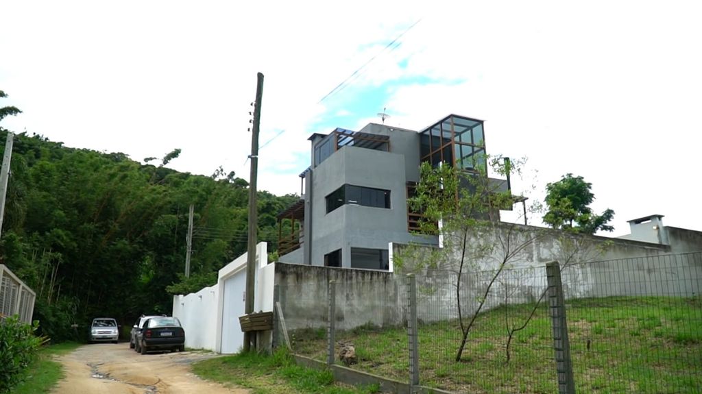 Identificados irmãos mortos na frente de filhos em pousada de SC; um recebeu mais de 30 tiros