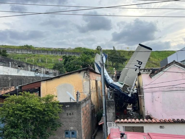 Piloto morre e filha está em estado grave após aeronave cair sobre casas