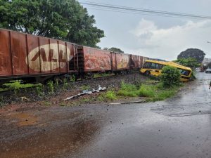 Bombeiros confirmam a morte de duas meninas em acidente entre trem e ônibus Apae no Paraná