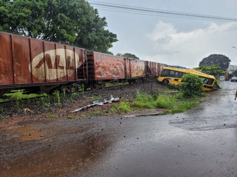 Bombeiros confirmam a morte de duas meninas em acidente entre trem e ônibus Apae no Paraná