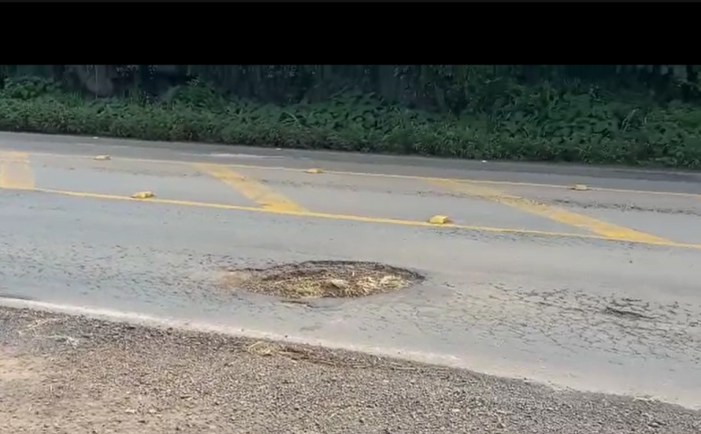 Buracos assustam e colocam em risco motoristas na BR-282