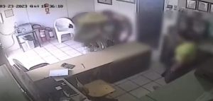 Bandidos fazem reféns em assalto a ferro-velho no Oeste
