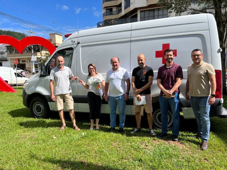 Secretaria Municipal de Saúde de Herval d´Oeste recebe nova ambulância