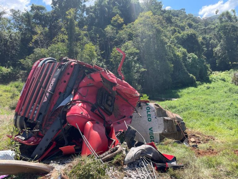 Grave acidente deixa uma pessoa presa em cabine de carreta em Seara