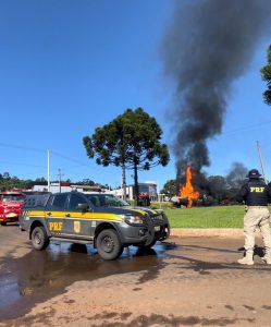 Assista! Caminhão de combustível pega fogo no Oeste de Santa Catarina