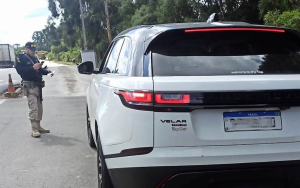 PRF flagra carro de luxo com mais de R$ 41 mil em multa em SC