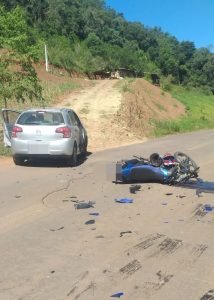 Jovem fica gravemente ferido em acidente entre carro e motocicleta na SC-390