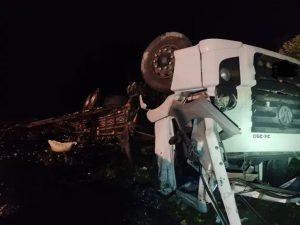 VÍDEO: Motorista morre após caminhão tombar e cair em barranco na SC-110