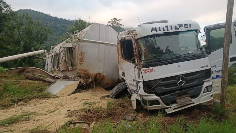 Caminhão graneleiro capota no interior de Seara