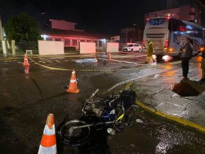 Colisão entre motocicleta e ônibus deixa uma pessoa morta no Oeste