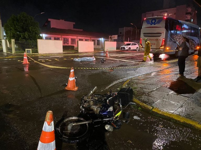 Colisão entre motocicleta e ônibus deixa uma pessoa morta no Oeste