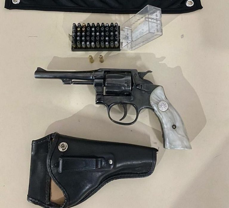 Adolescente é detido após postar foto com arma nas redes sociais no Oeste