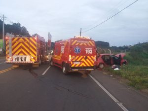 Colisão entre carro e caminhão deixa jovem ferida na SC-135