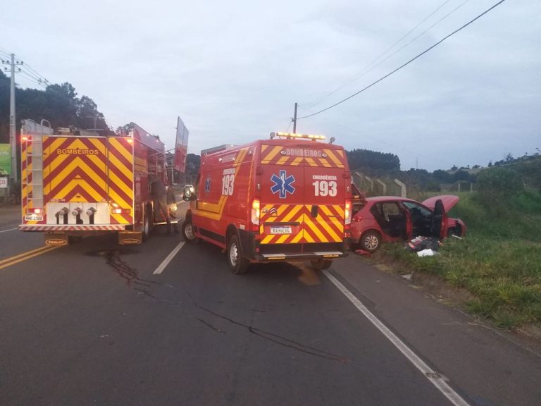 Colisão entre carro e caminhão deixa jovem ferida na SC-135