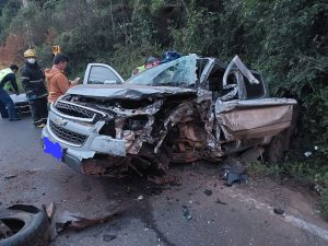 Motorista fica ferido em acidente entre caminhonete e caminhão em Videira